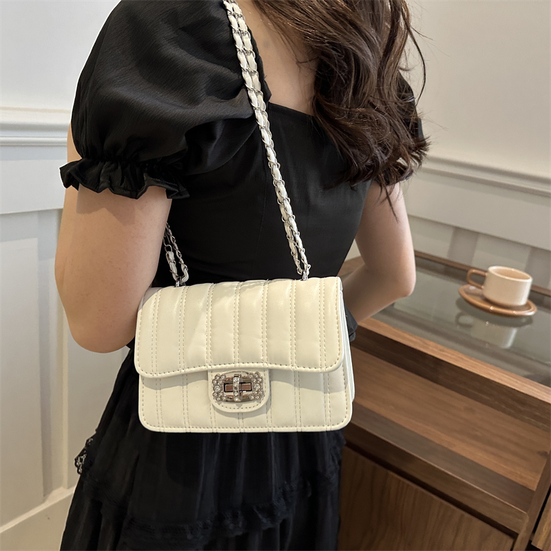 压痕斜挎包复古单肩腋下小方包