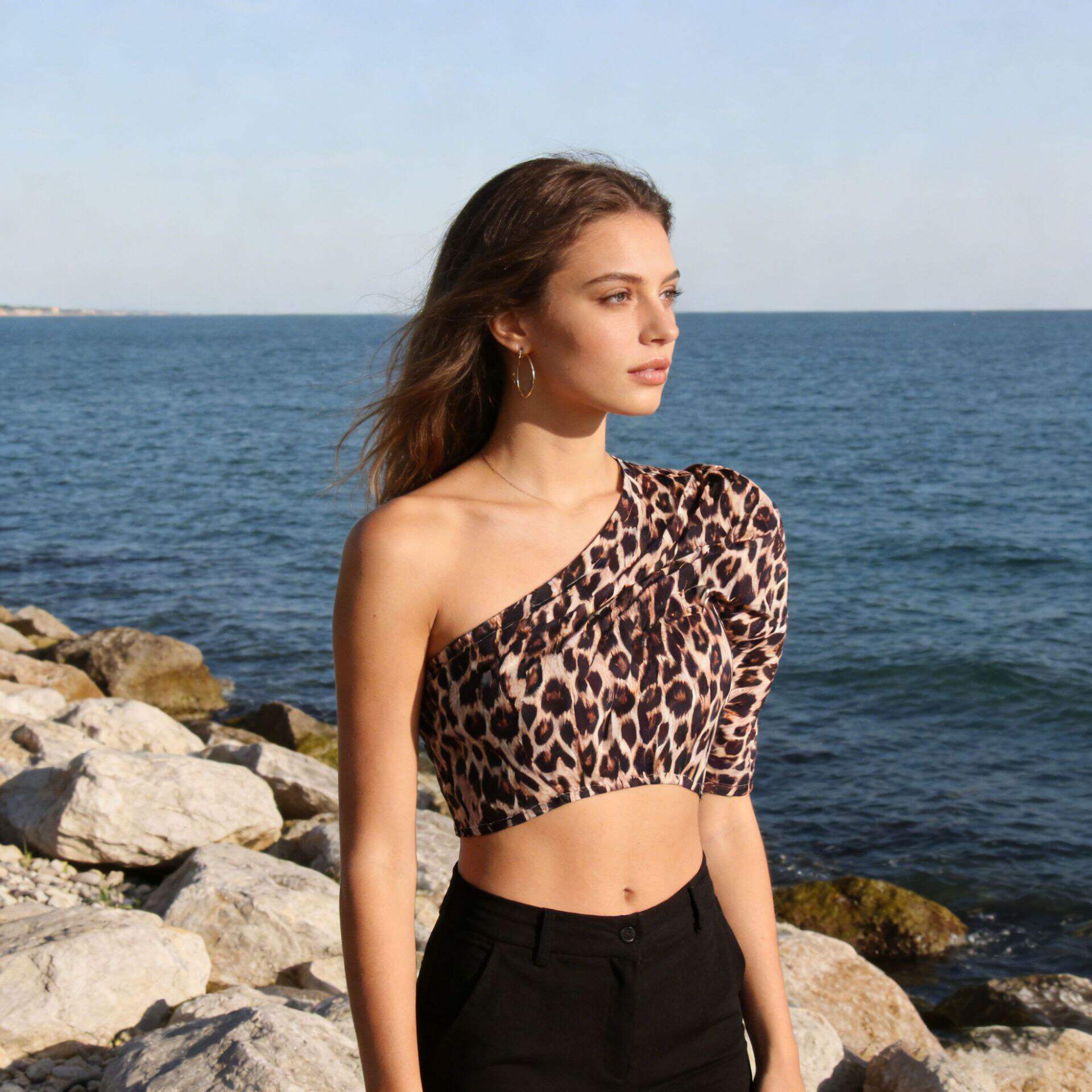 新款2026夏季性感豹纹不规则短袖露脐时尚百搭显瘦短款上衣女衬衫