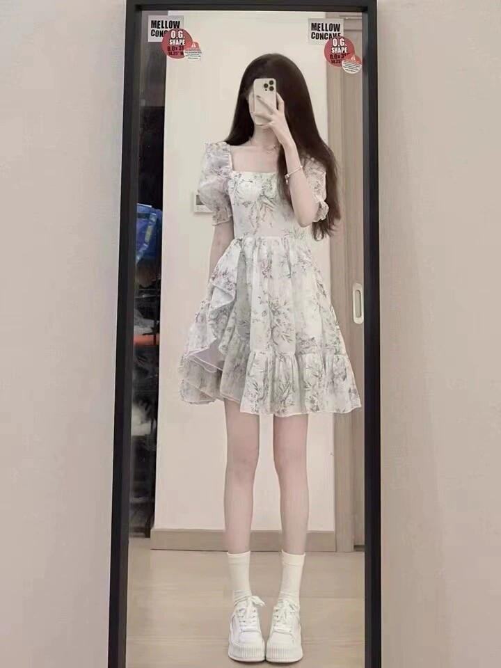 法式温柔风碎花连衣裙女方领泡泡袖清纯甜美初恋复古公主不规则裙