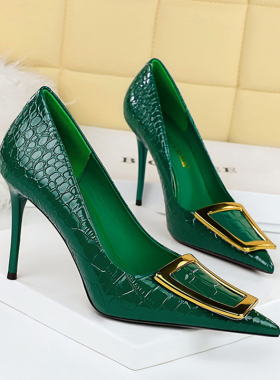 蛇纹高跟鞋女金属方扣尖头亮面浅口细跟单鞋绿色百搭职业OL工作鞋