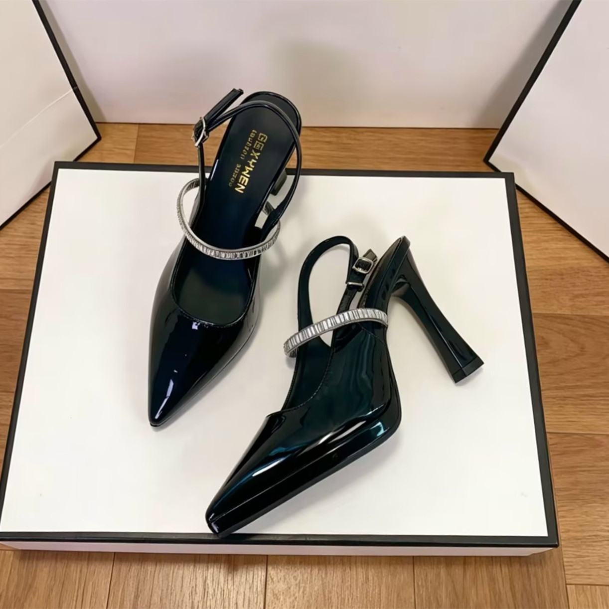 法式黑色漆皮尖头高跟单鞋女水钻一字带粗跟防水台后绊带包头凉鞋