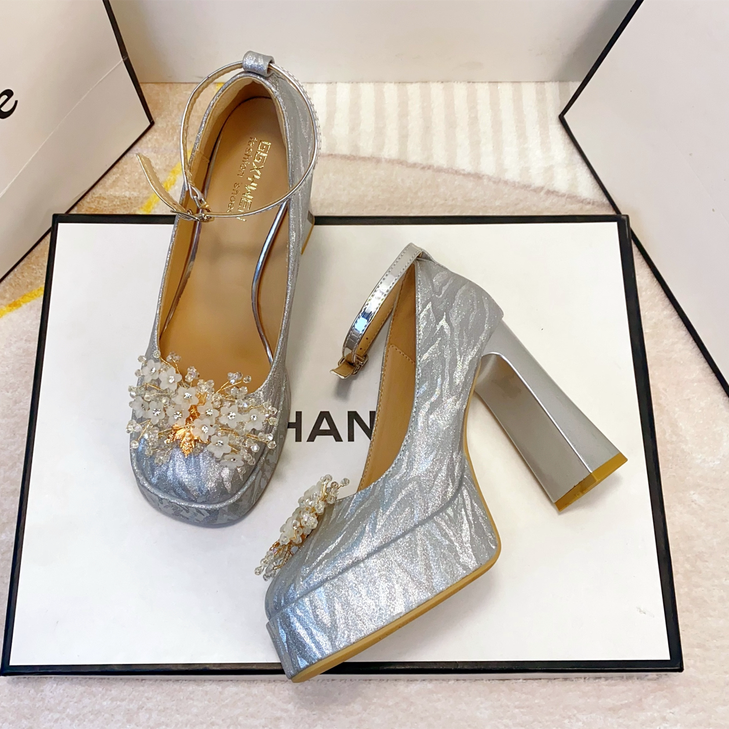 法式一字扣银色闪亮婚鞋女防水台不累脚名媛风水钻珍珠粗跟高跟鞋
