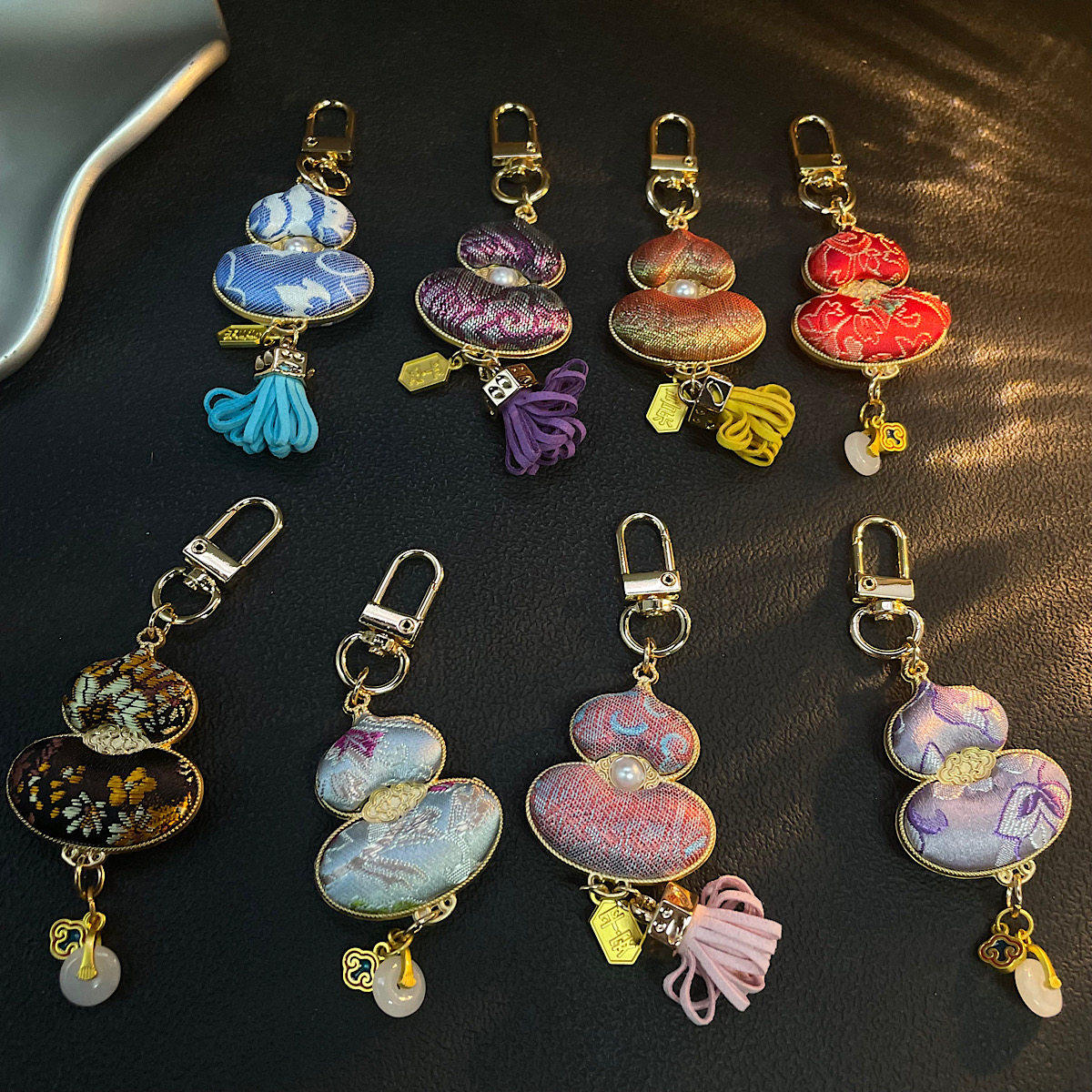 复古手工皮质手提包女款时尚百搭精致挂件斜挎包潮流包包配饰