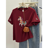 t恤女胖mm大码 2026新款 酒红色小马印花短袖 遮肉洋气圆领正肩上衣