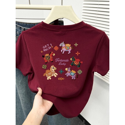 2026新款酒红色大码正肩短袖t恤女小马前后印花胖mm显瘦圆领上衣