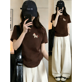 显瘦百搭圆领遮肉上衣 夏季 设计感小马印花棕色正肩短袖 T恤女大码