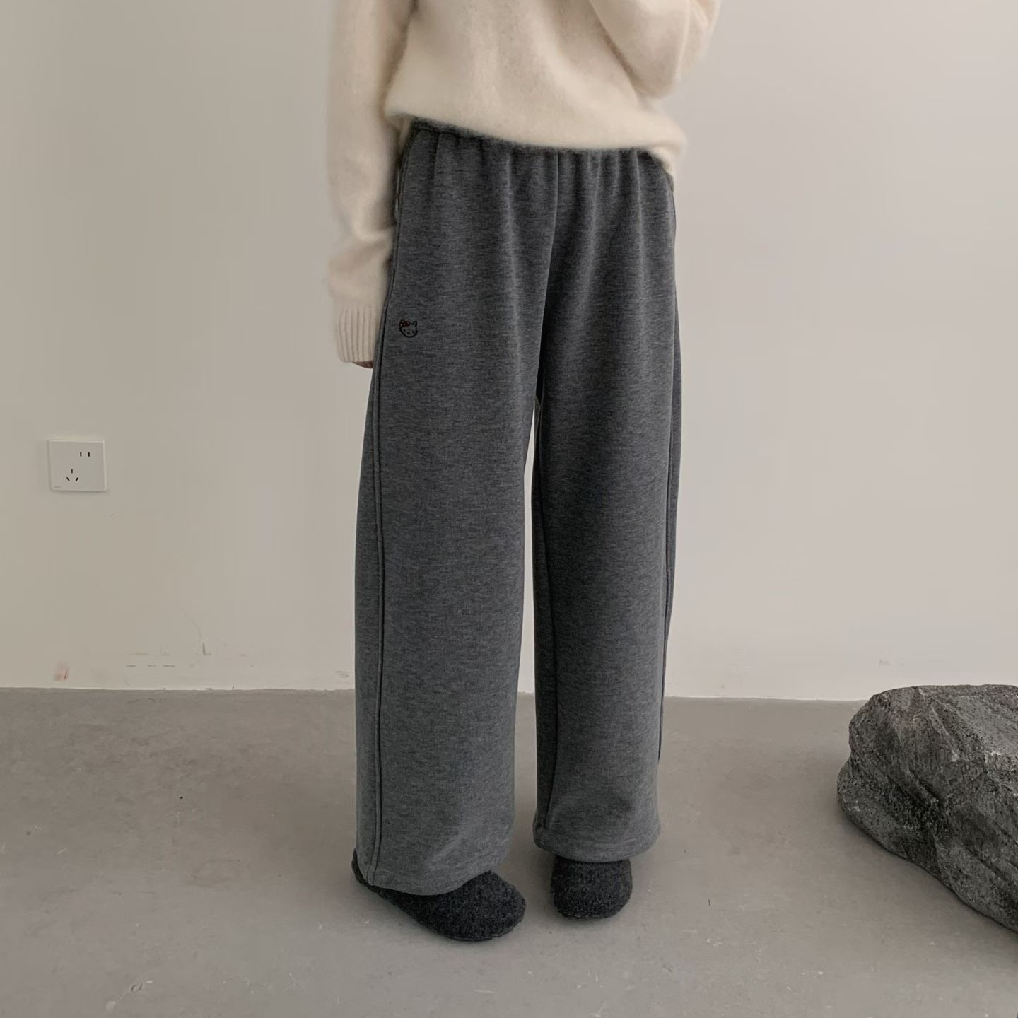 need2025冬季新款韩版宽松加绒休闲裤卫裤学院风可爱直筒裤卫裤