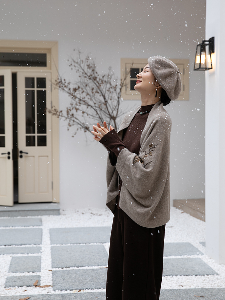 布小匠羊绒刺绣复古围巾