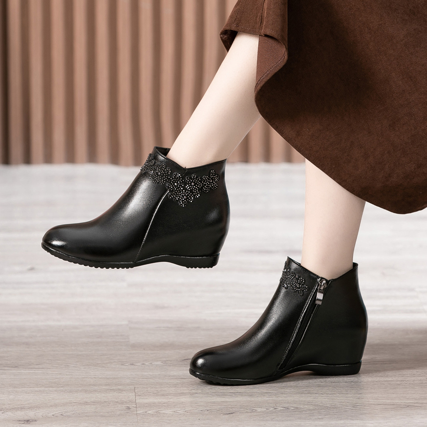 大码35一43真皮内增高坡跟短靴