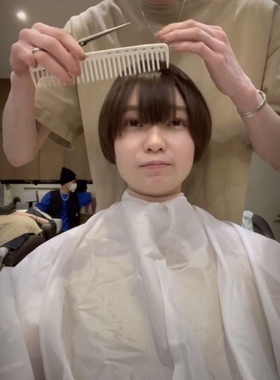 美发斜杠青年美发用品日系宽齿剪发梳子白色红色绿色三款颜色可选