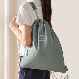 大容量时尚背包通勤逛街健身休闲抽绳防水多仓衣物收纳双肩背包