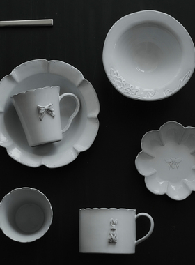 韩国进口Hye hwa yo黑陶手作浮雕兔子马克杯餐盘高脚碗蝴蝶结杯子