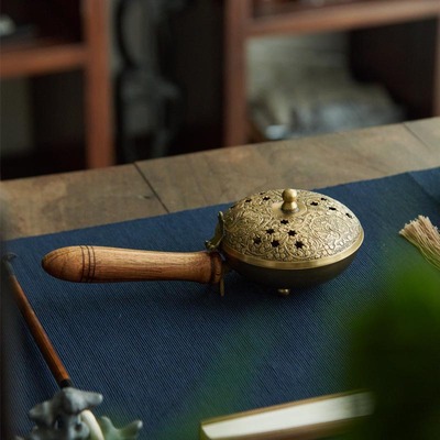 进口黄铜雕刻镂空手持香炉摆件