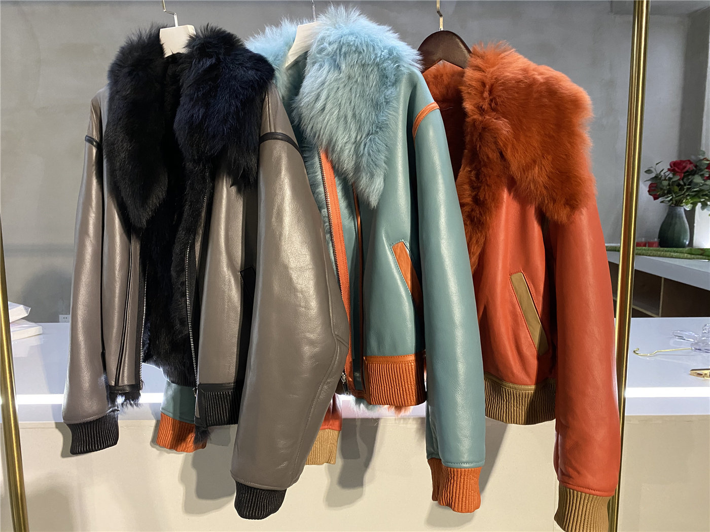 apple姐姐2020款街头潮搭大毛领内衬拼色皮外套