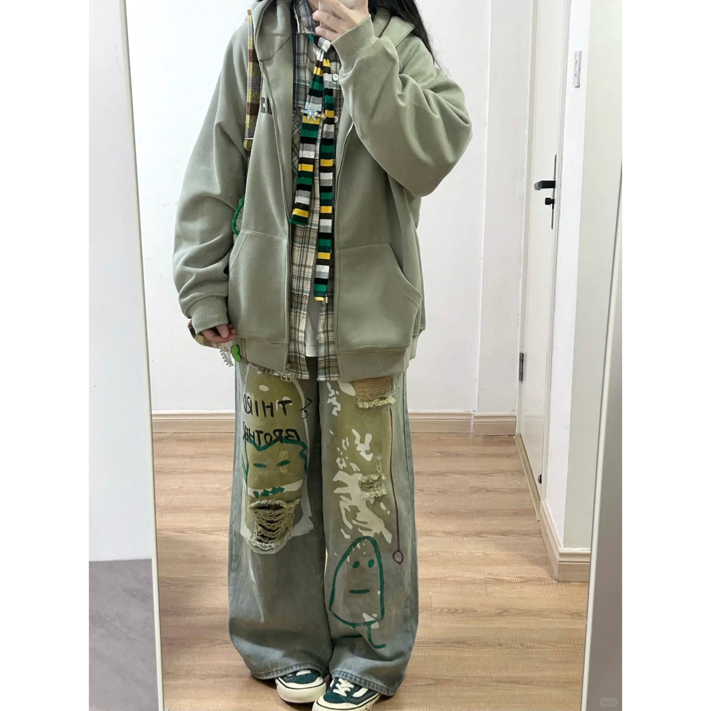 涂鸦破洞牛仔裤子女显瘦直筒阔腿