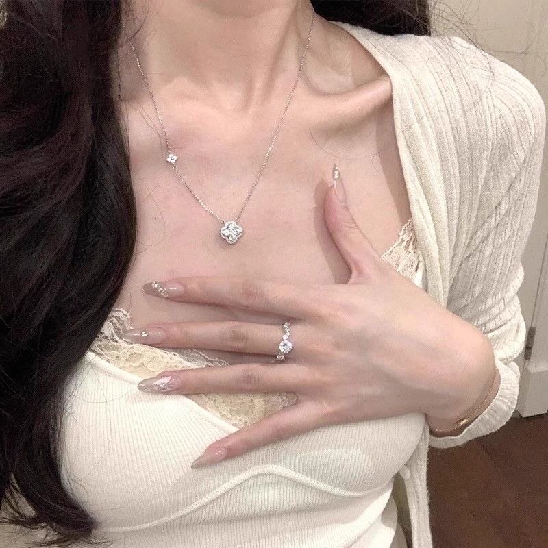 S925纯银爆闪四叶草项链2025新款小众轻奢高级感轻奢不掉色锁骨链