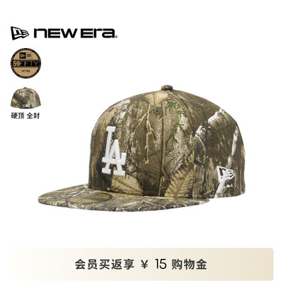 硬挺版型延续街头底蕴