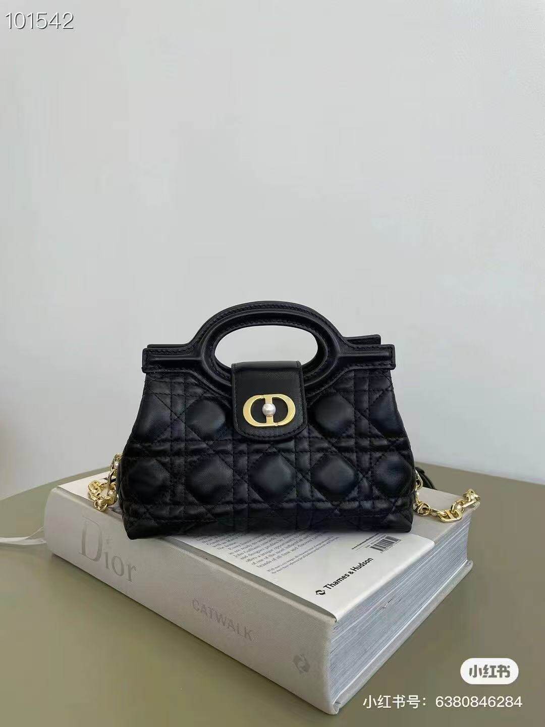 高级感牛皮锁扣2026新款菱格粗链条斜挎包精致迷你小方包洋气女包