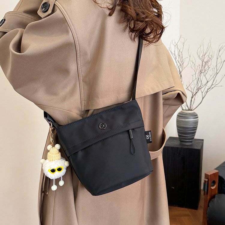 质感牛津布斜挎包包女大容量手机包百搭休闲单肩包运动超轻水桶包