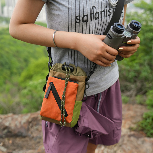 户外潮牌小挎包抽绳束口袋水杯包男款轻量化爬山斜挎包通勤单肩包