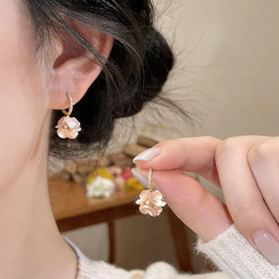 精致粉色小花珍珠花球耳扣女小众设计感气质轻奢耳环甜美百搭耳饰
