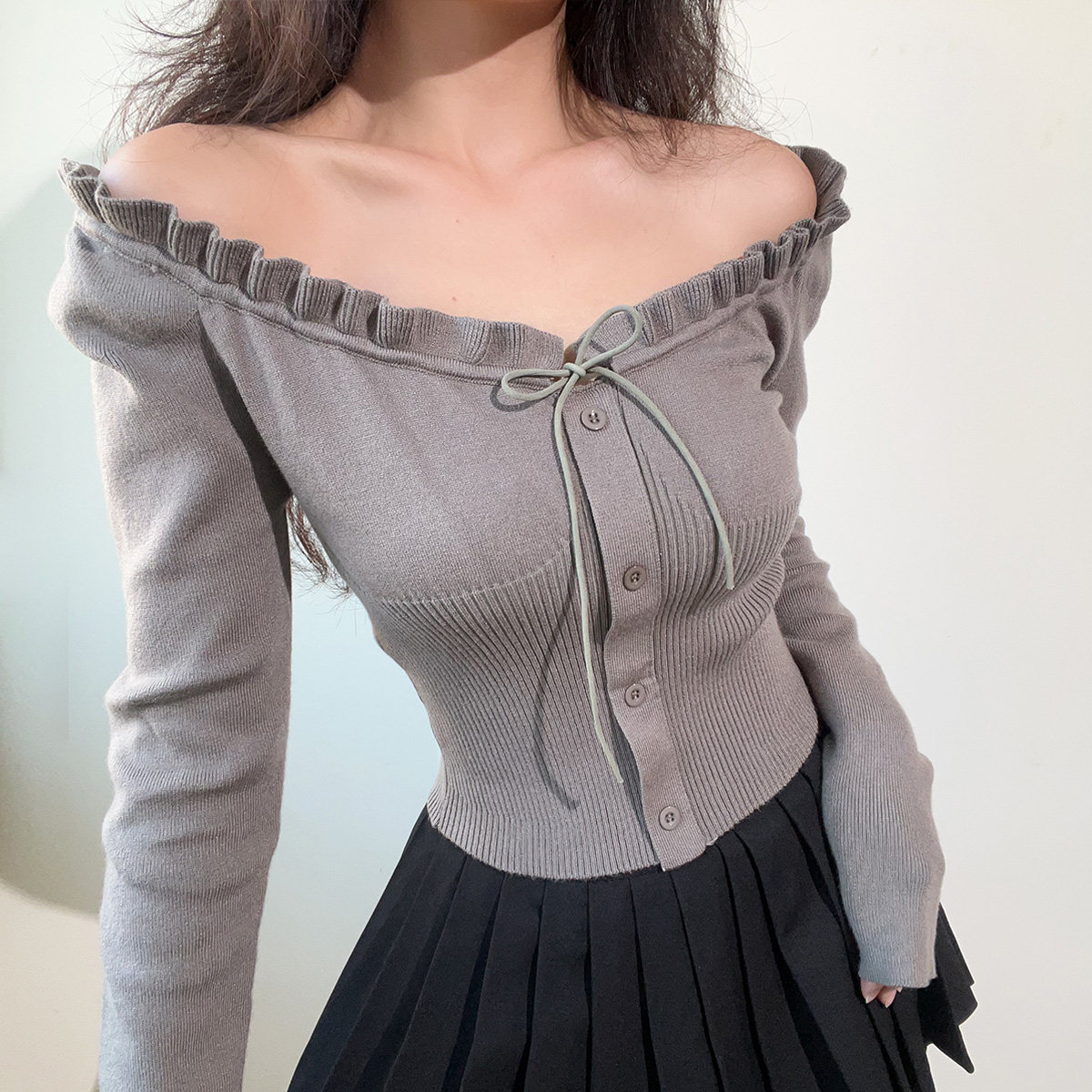 BERAN 复古可爱木耳边圆领蝴蝶结系带单排扣收腰长袖针织衫上衣