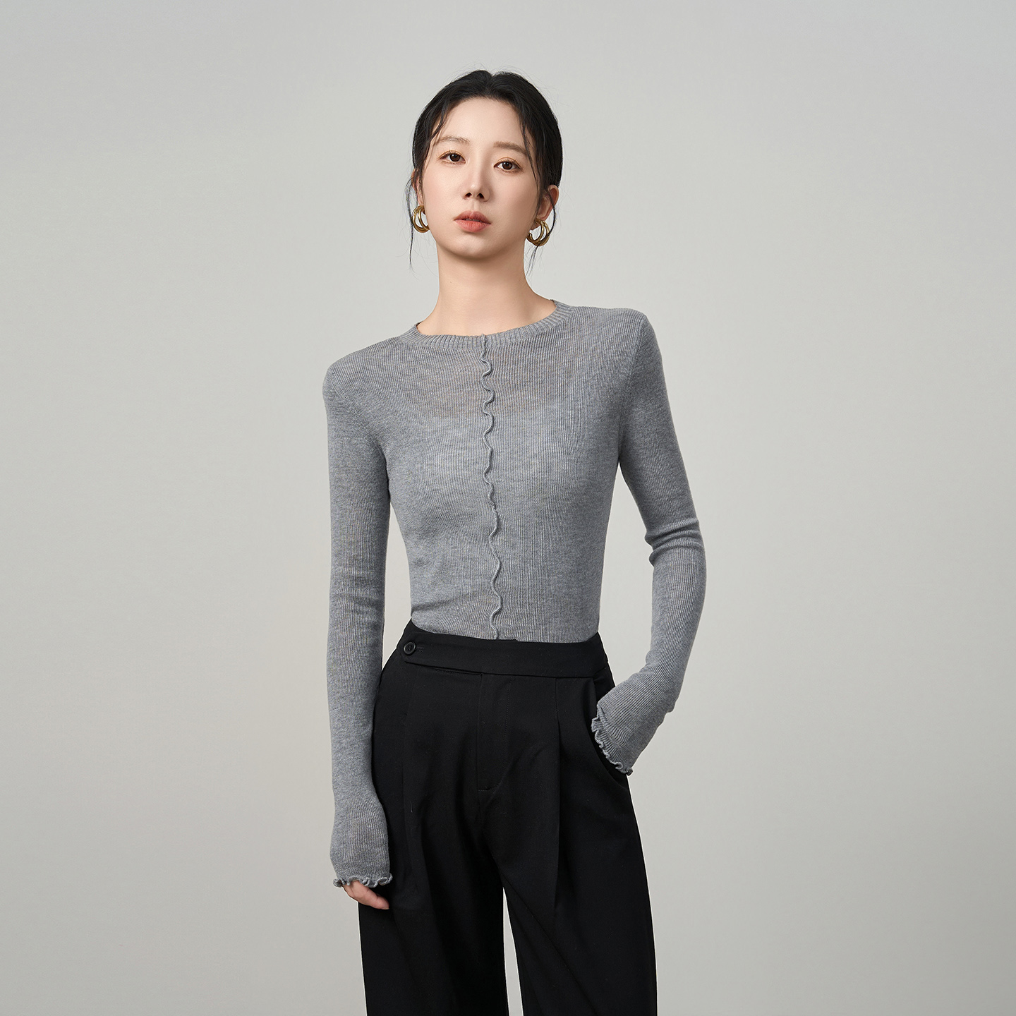 法式小资气质灰色针织上衣女薄款好看修身时尚洋气设计感针织内搭