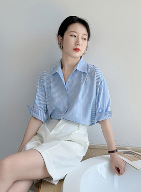 蓝色条纹衬衫女夏季中袖设计感小众休闲宽松法式高级感职业衬衣