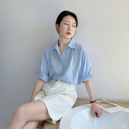 蓝色条纹衬衫女夏季中袖设计感小众休闲宽松法式高级感职业衬衣