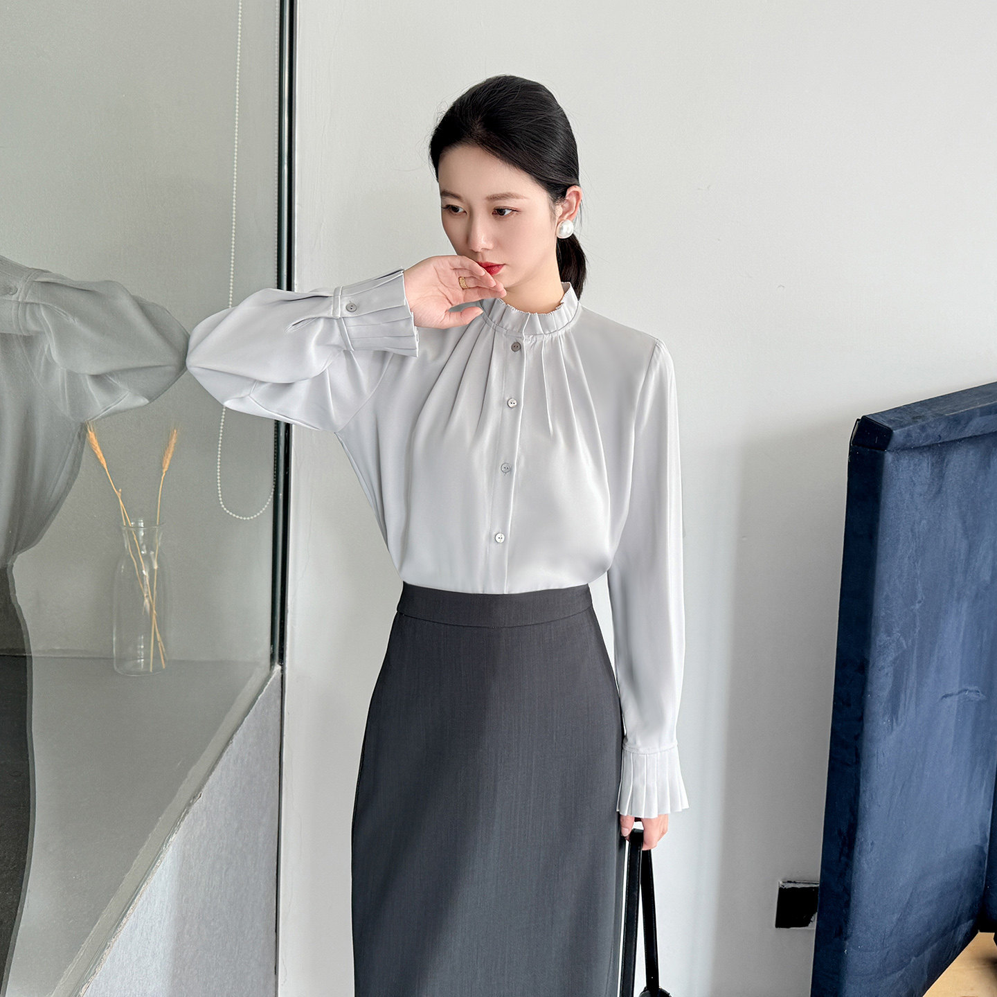 灰色法式花边立领雪纺衬衫女洋气喇叭袖褶皱设计气质长袖正肩衬衣