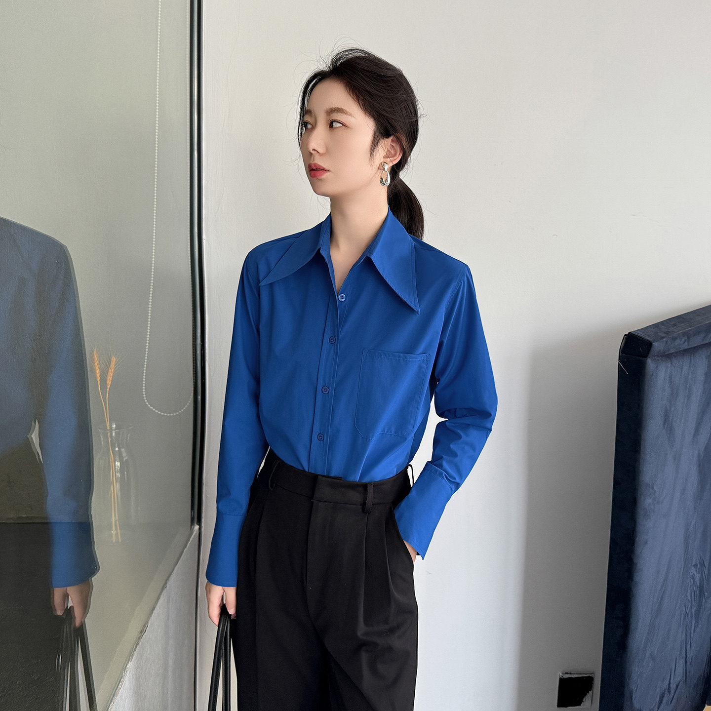 法式尖领高级感蓝色长袖衬衫女2026秋季时尚宽松休闲风不易皱衬衣