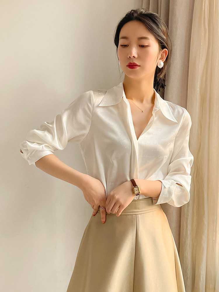 衬衫女高级感轻奢法式字母印花设计感小众套头垂感仿醋酸缎面上衣