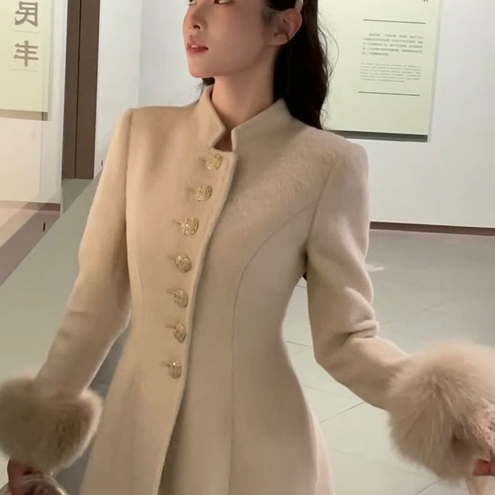 童心家上新大女主气质感收腰长款立领大衣配仿毛毛袖C21