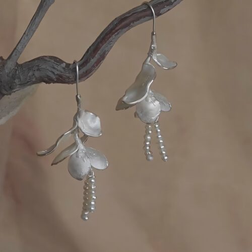 一岁一枯荣」玉兰花珍珠烧白耳钩