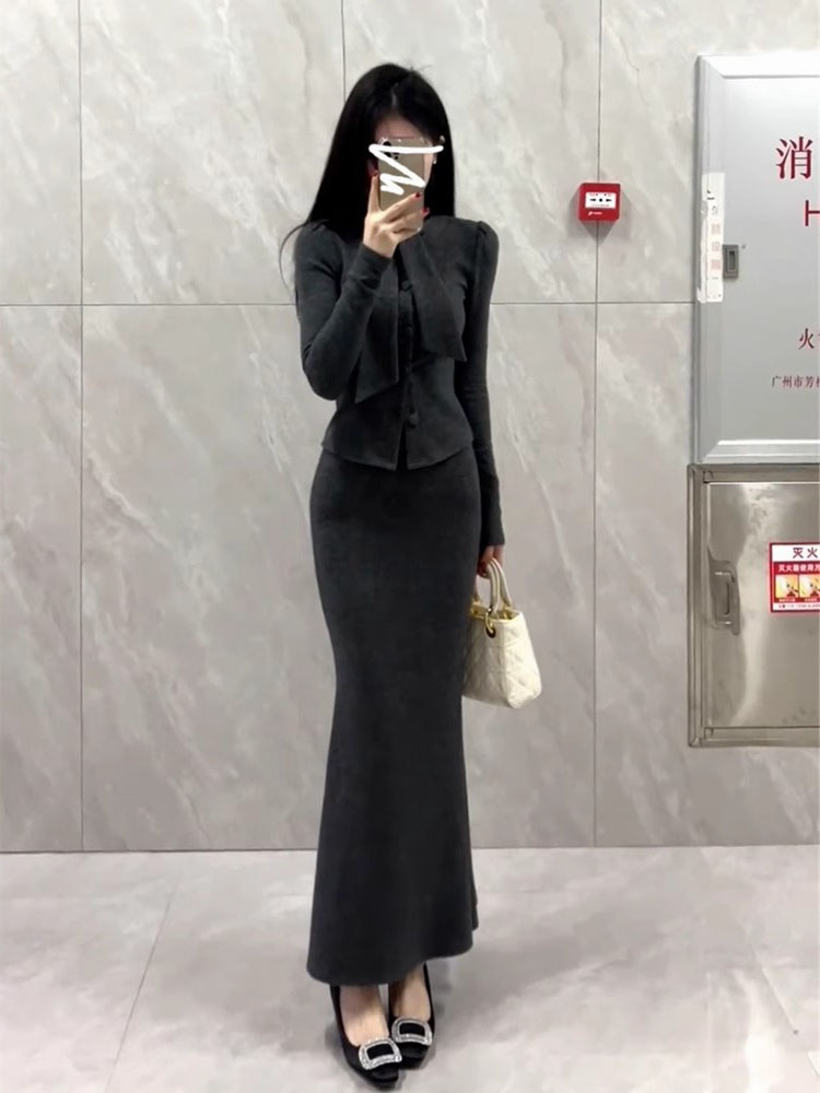 灰色针织连衣裙子女春秋季2025新款温柔气质修身包臀鱼尾长裙套装