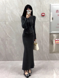 灰色针织连衣裙子女春秋季2025新款温柔气质修身包臀鱼尾长裙套装
