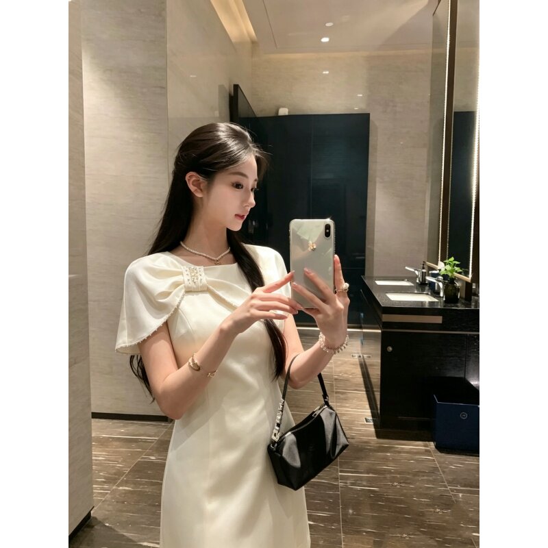 徐开开 奶油白/赫本黑气质手工订钻细腻光泽醋酸斗篷式礼服连衣裙