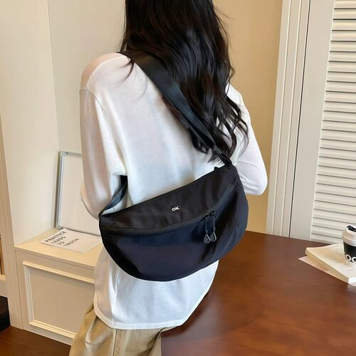 超轻防水斜挎包牛津布男女通用百搭单肩尼龙轻便实用马鞍胸饺子包