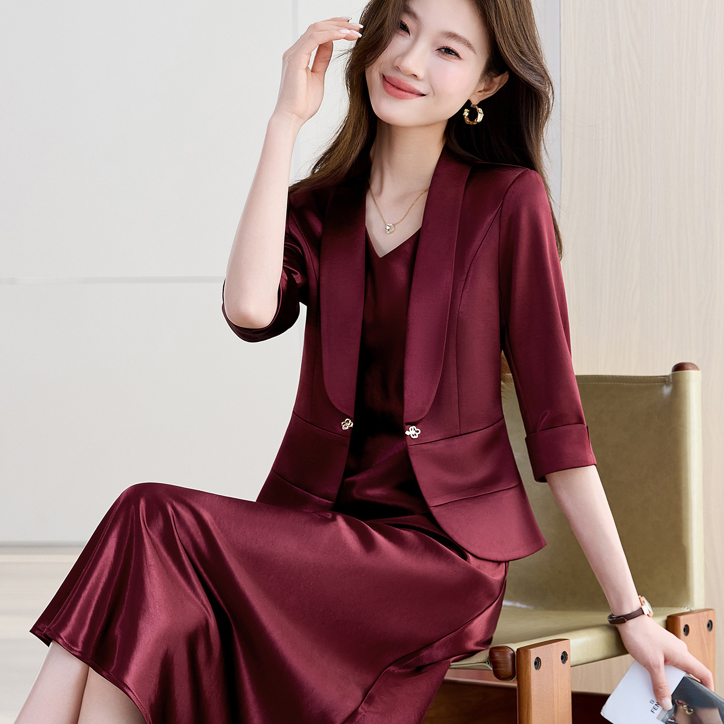 酒红色缎面短款小西装套装女春夏薄款女神范休闲通勤气质职业西服