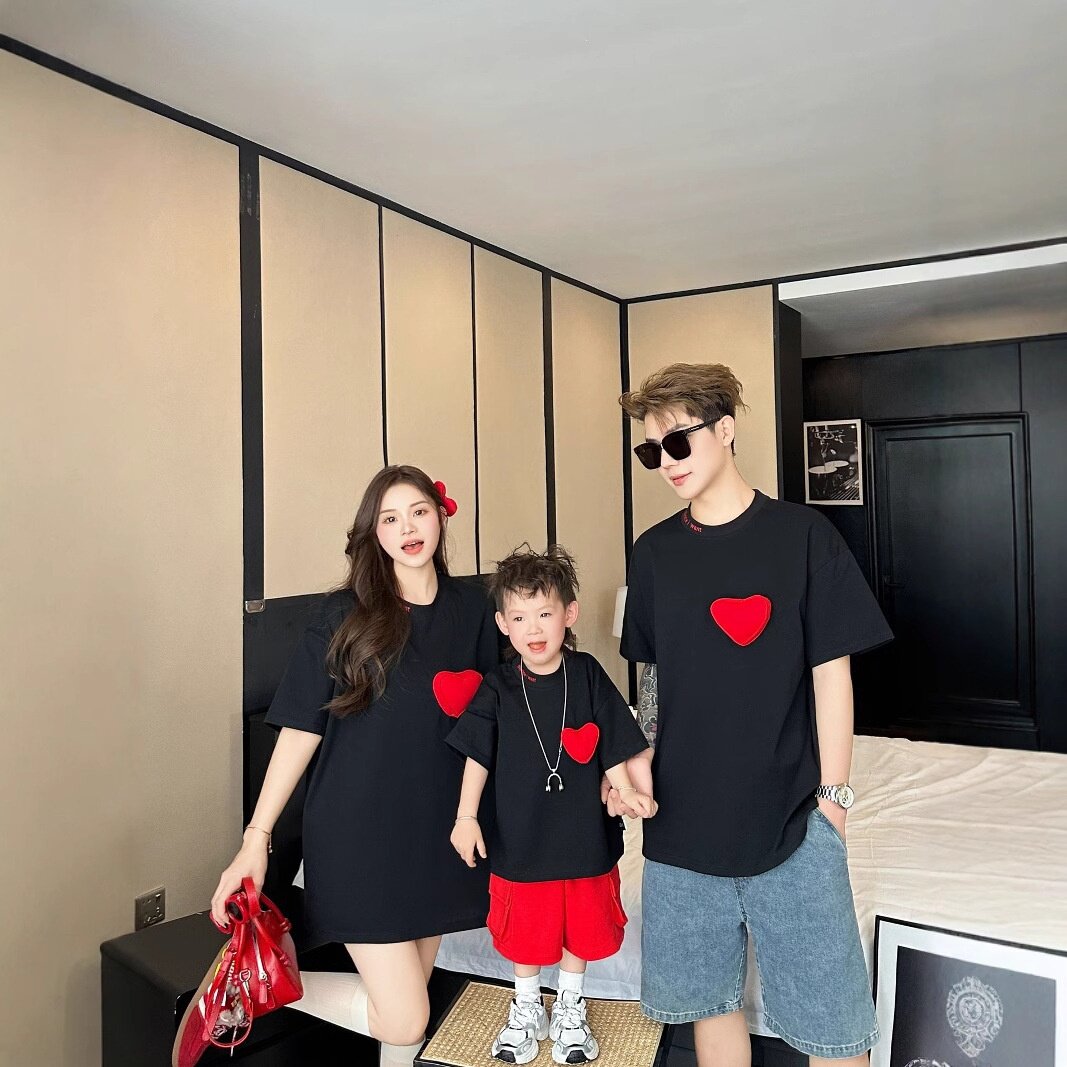 2026新款不一样亲子装一家三口四口夏装婴儿连体衣宝宝T恤爱心立