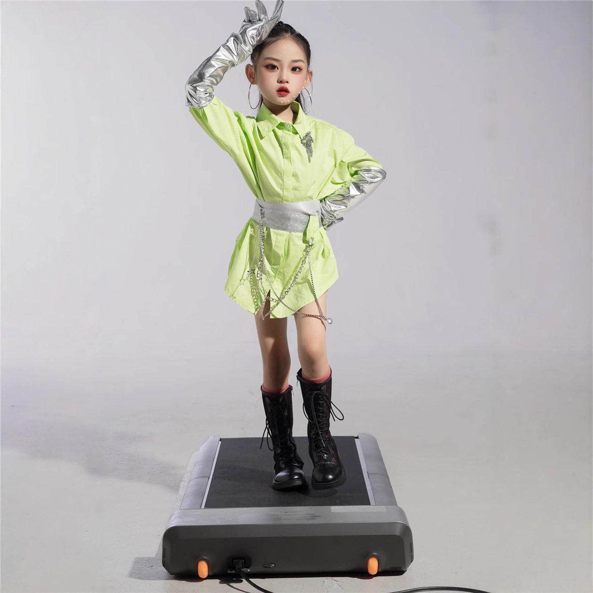 2026新款女童长款绿色衬衫走秀服时尚潮服模特T台服装日常穿搭中