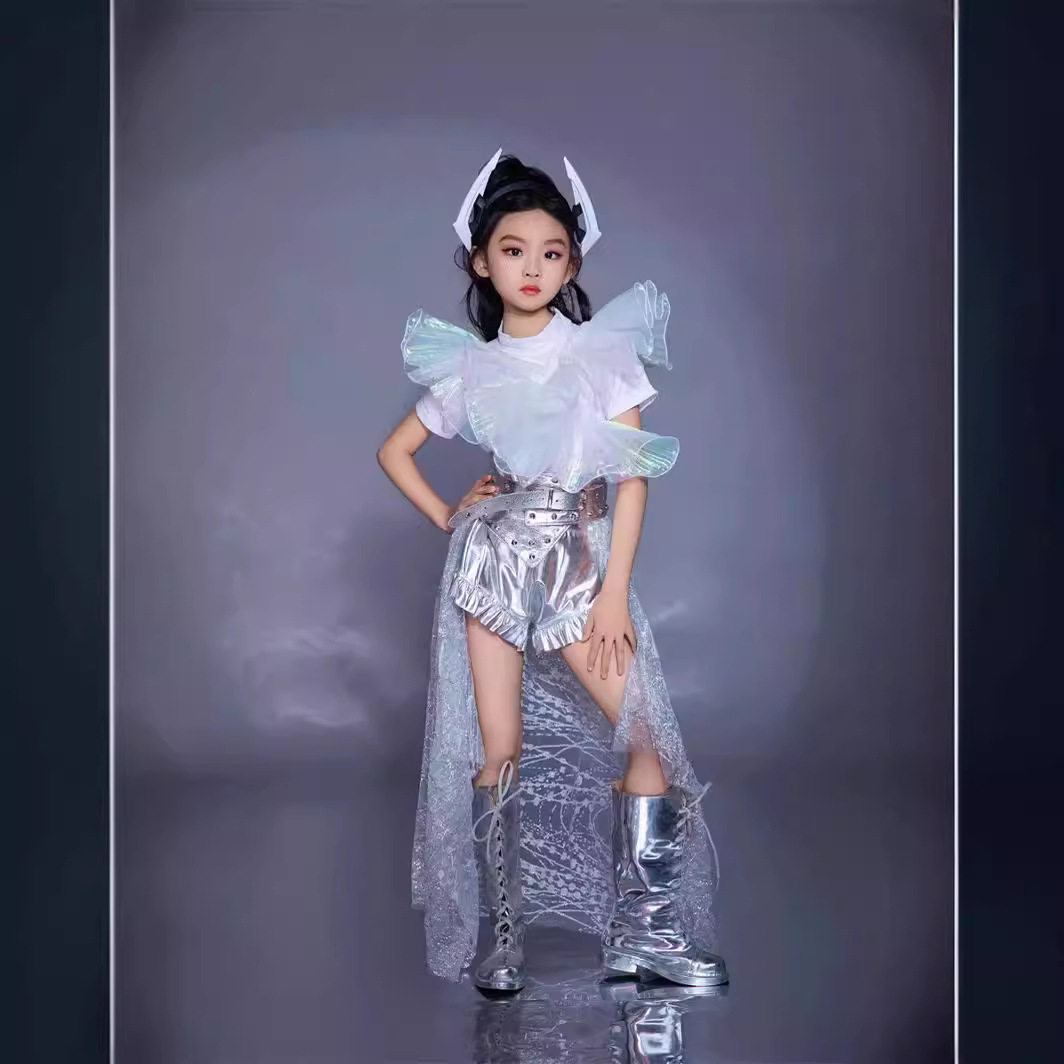 2026新款女童银白花边短裤套装元宇宙机械风科技感潮服未来感走秀