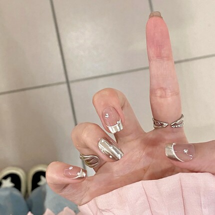 夏日美甲银色山泉魔镜粉穿戴甲气质显白法式蝴蝶结美甲纯手绘定制