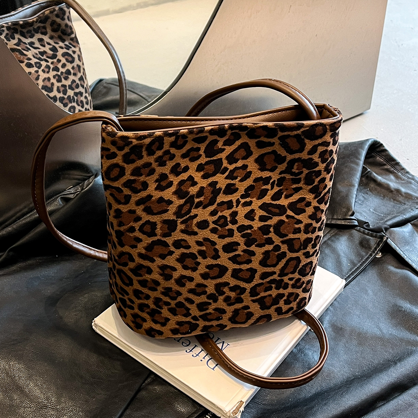 2025秋冬季韩版复古百搭水桶包包