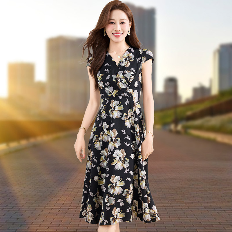 【官方品牌】气质时尚碎花连衣裙女2026夏新款收腰裙子显瘦百搭裙