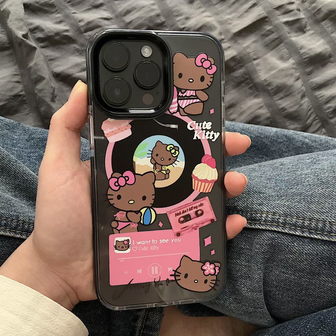 粉色唱片机黑皮比基尼Kitty适用iPhone16ProMax手机壳卡通凯蒂猫15pro苹果14透明黑色边框xr/11大孔硅胶软壳