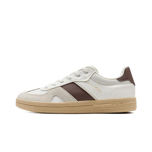 特步正品2025新款女子经典复古透气耐磨低帮休闲板鞋975218310049