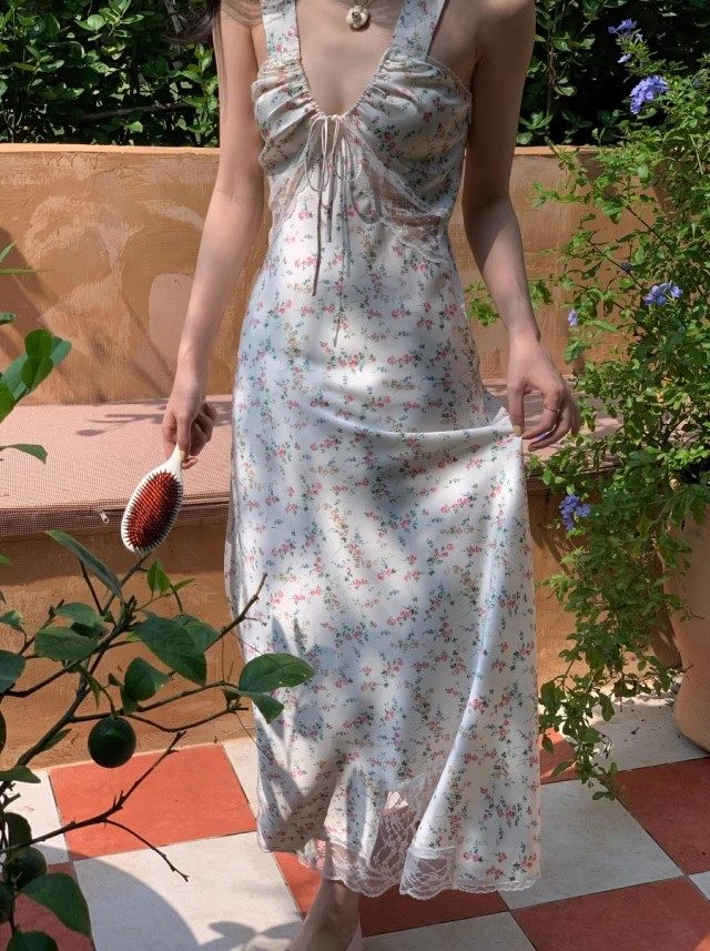 法式背心连衣裙碎花V领