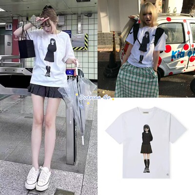 站姿卡通小女孩印花圆领短袖T恤