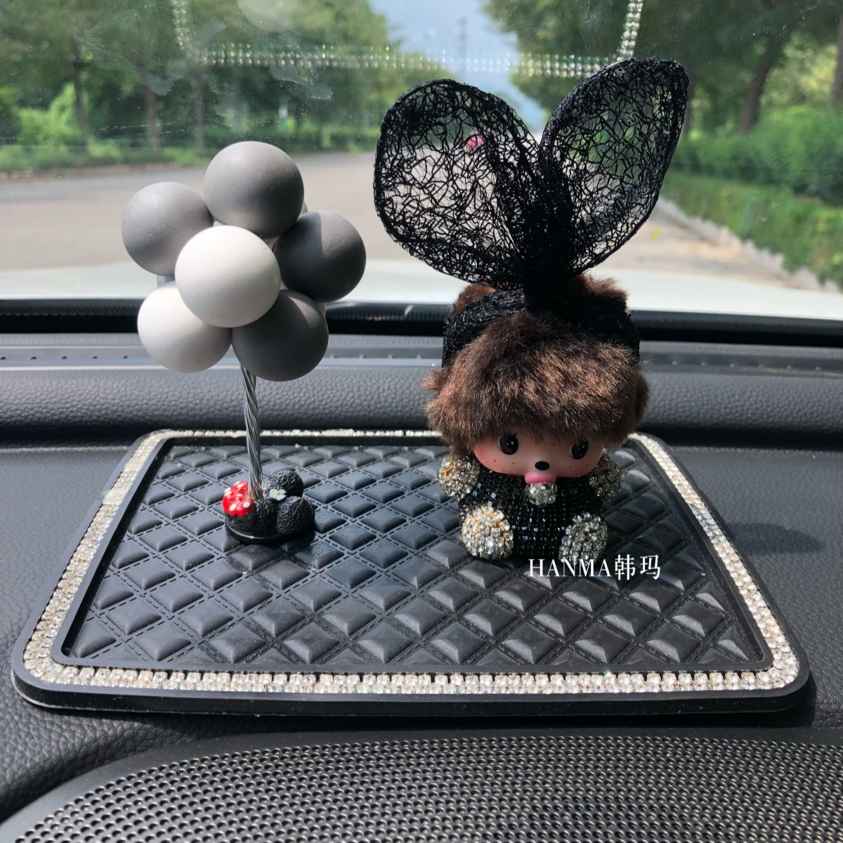 新款可爱蒙奇奇车载摆件高级感镶钻卡通汽车上中控台装饰品女司机